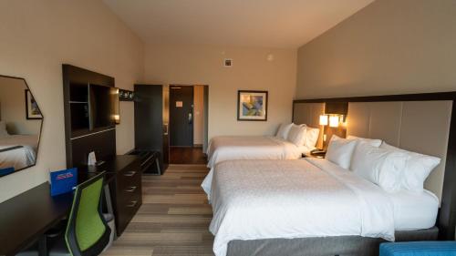 מיטה או מיטות בחדר ב-Holiday Inn Express & Suites Richburg, an IHG Hotel