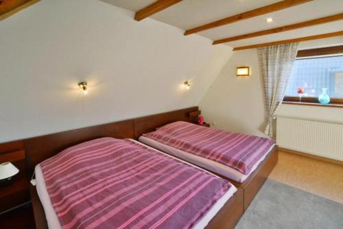 a bedroom with two beds and a window at Willa Dom wakacyjny Zakątek in Kołobrzeg