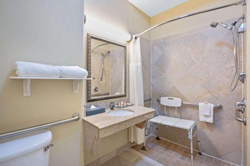 uma casa de banho com um lavatório e um chuveiro em Sonesta Essential Houston Westchase em Houston