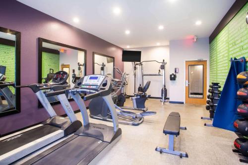 Fitness centrum a/nebo fitness zařízení v ubytování La Quinta Inn & Suits by Wyndham Pontoon Beach IL