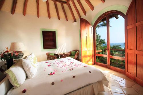 A bed or beds in a room at Las Alamandas