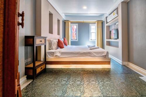 a bedroom with a bed and a window at The Train Resort in Jomtien Beach