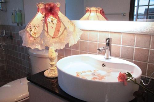 Un baño de The House of Water