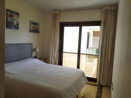 Cama o camas de una habitación en Puerto de la Duquesa, Marina del Castillo, Manilva, Málaga