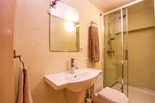 a bathroom with a sink and a shower and a toilet at Garmen Hills Guest Houses in Garmen