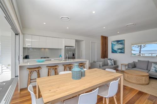 Η κουζίνα ή μικρή κουζίνα στο Bujerum Apartments on Burleigh
