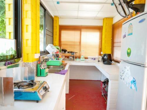 eine Küche mit einer Spüle und einem Kühlschrank in der Unterkunft Fang villa mansion in Fang
