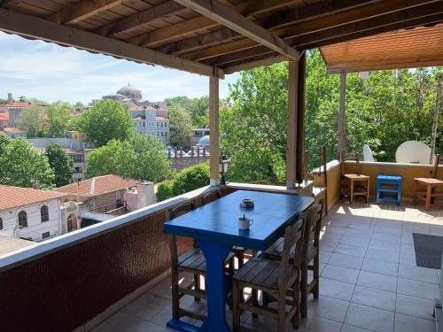 una mesa azul en un balcón con vistas en Anadolu Hotel, en Estambul