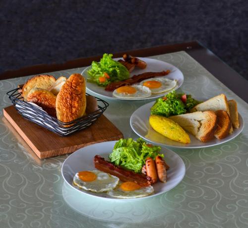 una bandeja con cuatro platos de comida en una mesa en Airis Luxury Villas and Spa, en Uluwatu