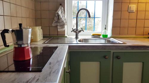 eine Küche mit einer Spüle und einer Arbeitsplatte in der Unterkunft Loukoulos' maisonette in Marathokampos