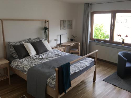 Un dormitorio con una cama grande y una ventana en Ahrweiler Seelchen en Bad Neuenahr-Ahrweiler
