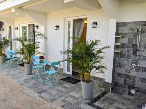 eine Terrasse mit einem Tisch, Stühlen und Pflanzen in der Unterkunft Punticello House in Procida