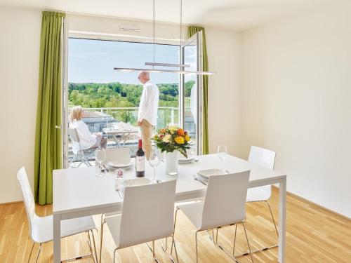 une salle à manger avec une table blanche et des chaises blanches dans l'établissement Aparthotel Parkallee, à Mayence