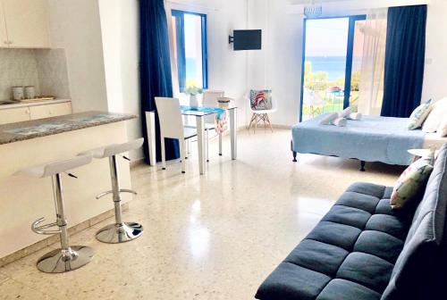 Posezení v ubytování Governors Beach Costas Apts