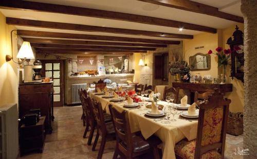 a large dining room with a long table with white table cloth at Casa Grande de Soutullo in Coles