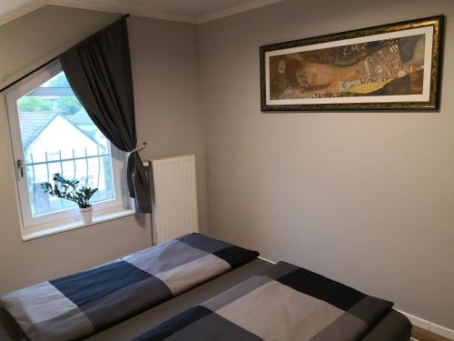 タポルツァにあるFürge cselle apartmanのベッドと窓のある小さな寝室