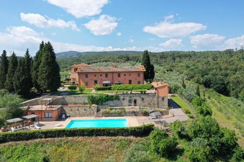 モンテルーポ・フィオレンティーノにあるAgriturismo Tenuta Cantagalloのスイミングプール付き邸宅