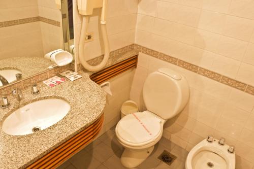Kylpyhuone majoituspaikassa Hotel Felipe II