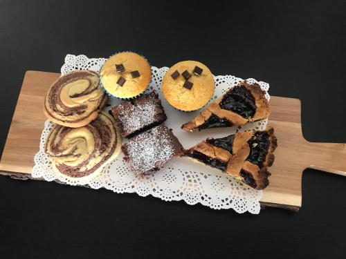 een bord met verschillende soorten gebak op een snijplank bij Agriturismo Il Cornio in Sarsina