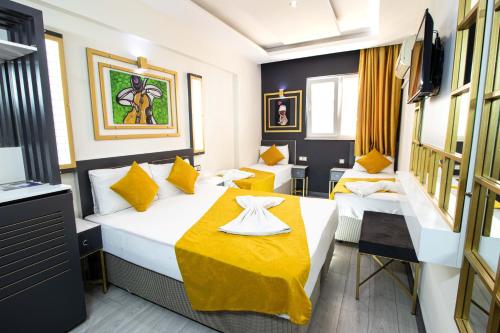 pokój hotelowy z 2 łóżkami i stołem w obiekcie Exporoyal Hotel w mieście Antalya