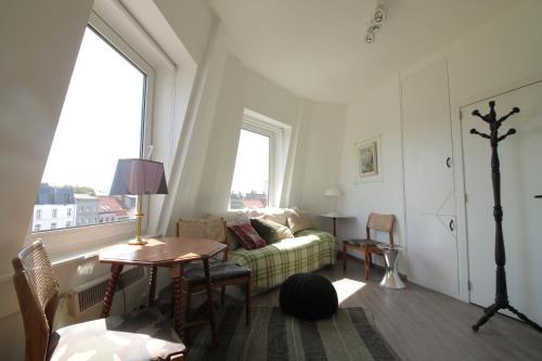 sala de estar con sofá y ventana en The Soul Antwerp en Amberes