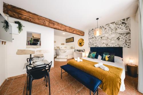 Les Précieuses Suites & Spa I في أفينيون: غرفة نوم بسرير كبير وحمام