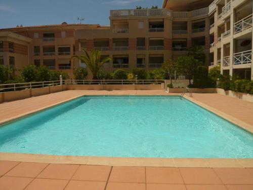 a large swimming pool in front of a building at Charmant 2P Vue Mer face au Port de Golfe Juan in Golfe-Juan