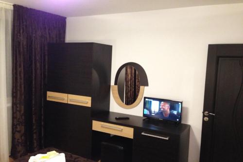 A television and/or entertainment centre at Annette Apartment