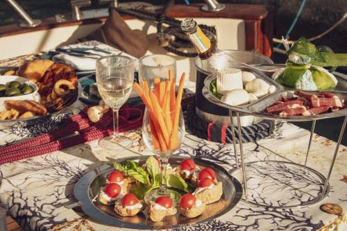 Ảnh trong thư viện ảnh của "ULTIMA" love boat ở Bari