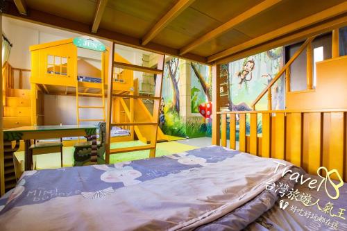 - une chambre avec des lits superposés et une aire de jeux dans l'établissement J.S 23, à Kaohsiung