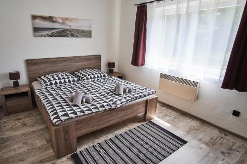 sypialnia z dużym łóżkiem w pokoju w obiekcie Chalupa Horní Bečva w mieście Horní Bečva