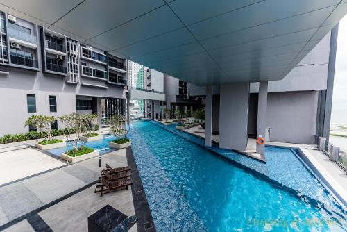 uma vista exterior de um edifício com piscina em Imperio Residence Melaka By I Housing em Malaca