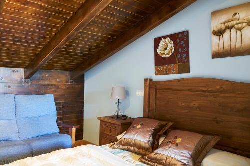 a bedroom with a bed and a chair at La Escanda in La Rebollada