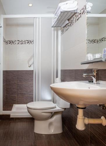 Bilik mandi di Hostal El Trillero