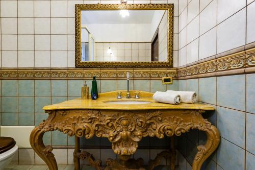 ein Badezimmer mit Waschbecken und Spiegel in der Unterkunft Villa Rubino in Catania