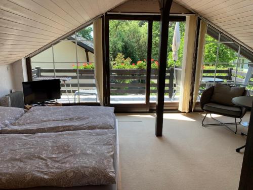 1 dormitorio con cama y vistas a un balcón en Bad Saarow Ferienhaus Am Hafen en Bad Saarow