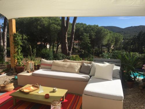 un sofá blanco sentado en un patio con una mesa en La Grechea Boutique B&B en Casa Alzi