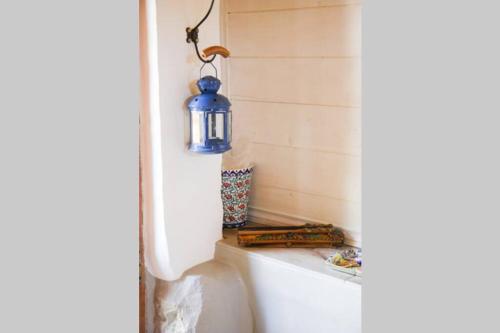 une lanterne bleue assise au-dessus d'une baignoire dans l'établissement La Tanière des druides, à Luzech