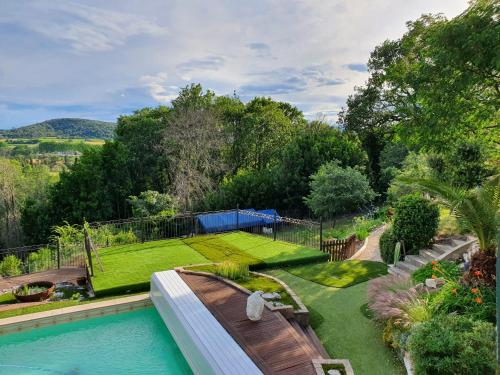- une vue aérienne sur un jardin avec une piscine dans l'établissement Montèze Paradis, à Saint-Christol-lès-Alès