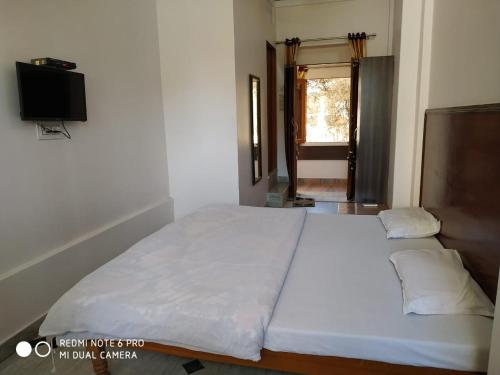 Ένα ή περισσότερα κρεβάτια σε δωμάτιο στο BOBY HOME STAY "BOBY MANSION" Jaipur