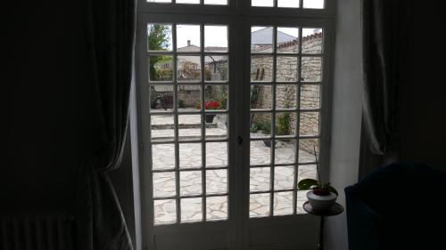 an open door with a view of a courtyard at La Rochelle et l'Aunis in Saint-Sauveur-dʼAunis
