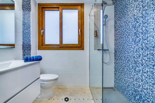 W łazience znajduje się toaleta i przeszklony prysznic. w obiekcie Apartament Delux-La Entrada Punta Prima w mieście Torrevieja
