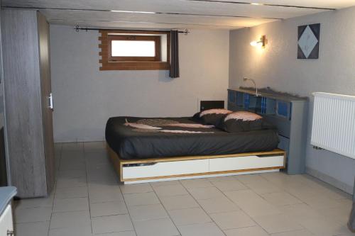 ein Schlafzimmer mit einem Bett in einem Zimmer in der Unterkunft Meublé Celtic in Niederbronn-les-Bains