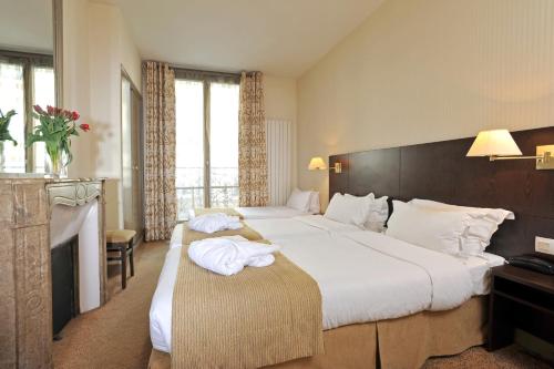 Tempat tidur dalam kamar di Hôtel Vaneau Saint Germain