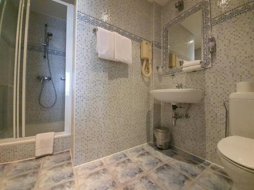 Ett badrum på Hotel Midi-Zuid