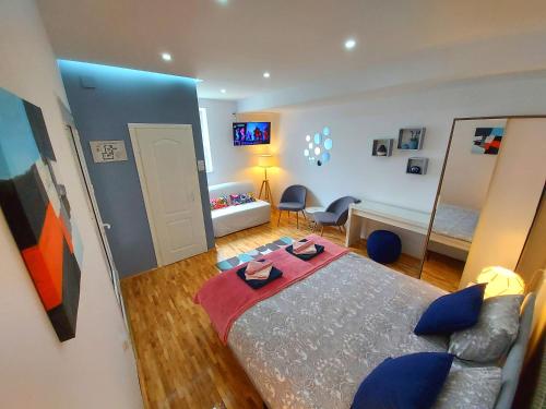 - une chambre avec un lit, un canapé et un miroir dans l'établissement Apartment Jana, à Sombor