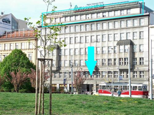 Κήπος έξω από το Rooftop Planet Prague Hotel