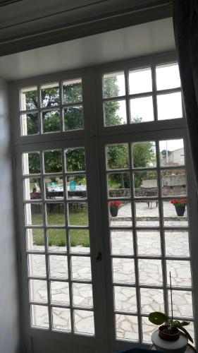 a window with a view of a patio outside at La Rochelle et l'Aunis in Saint-Sauveur-dʼAunis