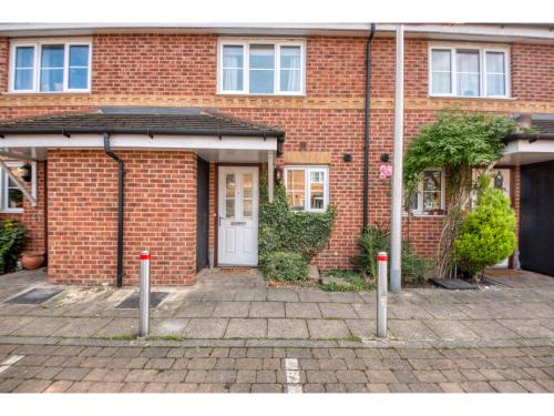 Gallery image of Peaceful terrace house with allocated parking bay in Reading