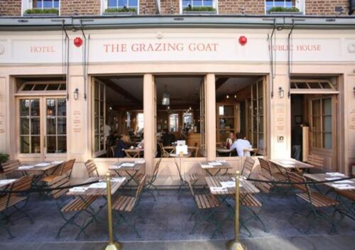een groep tafels en stoelen buiten een restaurant bij The Grazing Goat in Londen